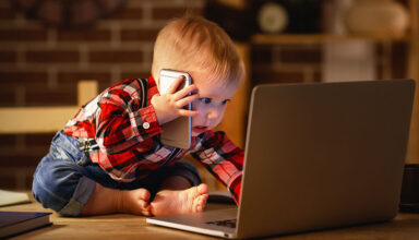 H ταυτόχρονη χρήση ηλεκτρονικών οθονών μπορεί να φέρνει άγχος στα παιδιά
