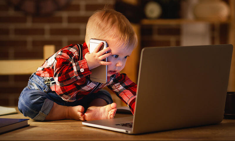 H ταυτόχρονη χρήση ηλεκτρονικών οθονών μπορεί να φέρνει άγχος στα παιδιά